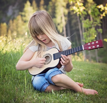 Dziecko improwizuje na ukulele