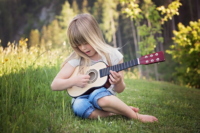 Dziecko improwizuje na ukulele